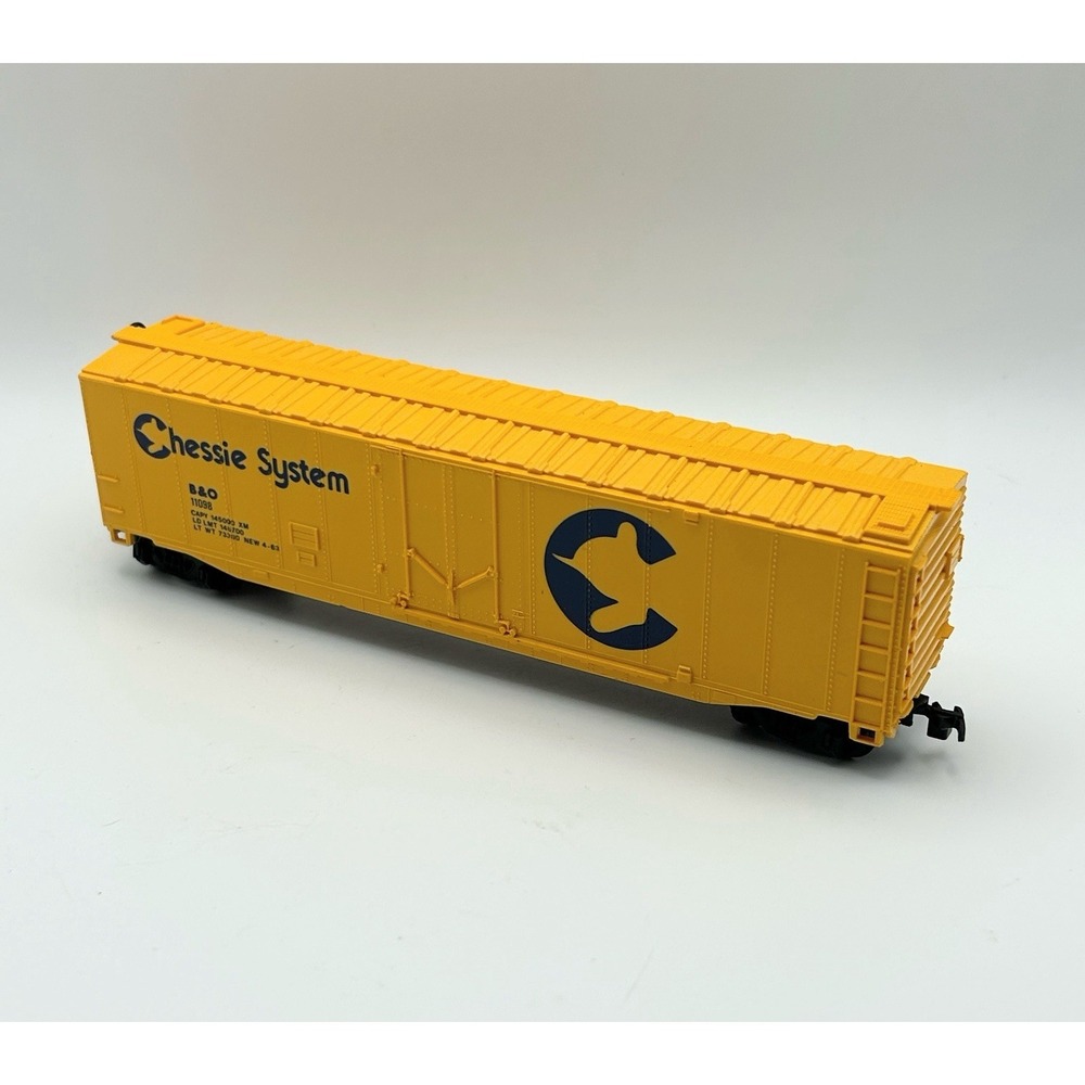 HO Scale Bachmann Chessie System B&O 11098 Yellow Box Car Freight Train - Picture 3 of 7